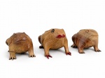 ESCULTURAS, três (3) esculturas confeccionadas em madeira entalhada a mão represetando sapos, 1 apresenta quebras no dedo e colado, medindo 7x7x11cm e 6x8,5x6,5cm.