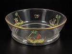 Damon & Delente, uma (1) fruteira confeccionada em vidro francês translucido, decorado por figuras orientais com elementos florais e vegetalistas em policromia com borda filetada a ouro, apresentando falhas na douração, (Damon & Delente foi uma prestigiada parceria comercial francesa do período Art Nouveau e Art Deco, famosa por comercializar, lapidar e pintar manualmente peças de vidro e cristal de luxo em Paris entre o final do século XIX e o início do século XX), medindo 7x22cm.