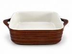 Maxwell & Williams, linha Oven Chef, uma (1) travessa quadrada e funda refratária confeccionada em porcelana na tonalidade marrom, alças laterais vazadas, medindo 5,5x21x16,5cm.