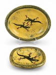 A LA FORTUNE DU POT (Jean-Pierre e Maryvonne Baillieux), duas (2) travessas confeccionadas em argila vitrificada na tonalidade amarela, decorada por largatixas em policromia com pintura acidada, assinadas no verso, apresentam sinais de craquele, maior medindo 5x35x27cm e menor 2x19,5x16,5cm.