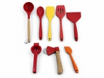 EQUIPAMENTO DE COZINHA, conjunto com oito (8) utensílios culinários variados, sendo: concha, colher, espátulas de diferentes modelos, escumadeira vazada, espremedor manual de frutas e cortador de pizza, confeccionados em silicone, plástico, madeira e metal. Peças em cores variadas. Peças sem uso.