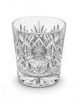 CRISTAL, um (1) copo para whisky confeccionado em cristal translucido com lapidação de palmas e elementos geométricos em baixo relevo, gravação comemorativa do casamento real do Príncipe Charles e Lady Diana Spencer, ocorrido em 1981, apresentando coroa e inscrições alusivas ao evento, apresenta pequeno bicado na borda, medindo 7,5x7cm.
