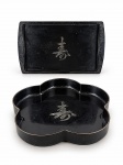 DIVERSOS, duas (2) bandejas confeccionadas em material plástico na tonalidade preta, decoradas por caracter oriental com vestígios de douração, sendo: A) 1 redonda com ondulações na borda, medindo 31cm e B) 1 retangular, medindo 37,5x22cm.