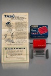 COLECIONISMO, um (1) afiador e assentador de lâminas de barbear TABÚ, de fabricação brasileira, produzido pela Metalúrgica Tabú Ltda., São Paulo, aparelho destinado à recuperação e conservação do fio de lâminas de barbear reutilizáveis. Confeccionado em material plástico rígido vermelho, com inscrições da marca em relevo, acompanhado de quatro (4) acessórios para afiação e assentamento, caixa original ilustrada em azul e vermelho, folheto explicativo com instruções de utilização e certificado de garantia original. Peça de época, representativa dos antigos utensílios de barbear e higiene pessoal, de interesse histórico e colecionável, sinais de uso, vendido no estado da foto.