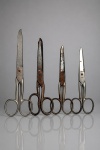 COLECIONISMO, quatro (4) tesouras antigas de diferentes tamanhos e modelos, destinadas a trabalhos de costura, corte de tecidos e alfaiataria, confeccionadas em aço, com lâminas retas, cabos metálicos de argolas circulares e sistemas de articulação por parafusos. Algumas peças apresentam inscrições de fabricantes nas lâminas, bem como marcas acentuadas do tempo, oxidação, vendidas no estado, maior medindo 20cm e menor 14,5cm.