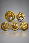 MEDALHAS, cinco (5) medalhas comemorativas e de premiação esportiva, confeccionadas em BRONZE, com acabamento dourado, apresentando elaborados trabalhos em alto-relevo, com representações alegóricas de figuras femininas e masculinas, atletas em diferentes modalidades esportivas, ramos de louros e cercaduras ornamentais. Nos reversos, inscrições gravadas referentes a homenagens e eventos esportivos, destacando-se homenagens a Ítalo Bruno, atleta nº 1, comemoração de 50º aniversário em 1975, competições interclubes do Rio de Janeiro e dedicatórias de reconhecimento e amizade, com datas entre 1975 e 1977, maior medindo 5cm e menor 4cm.