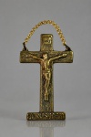 ARTE SACRA, um (1) crucifixo confeccionado em metal de tonalidade dourada, apresentando representação de Jesus Cristo crucificado em alto-relevo, sobre cruz com textura que imita veios de madeira, inscrição INRI na parte superior e JERUSALEM na base. Possui corrente metálica dourada para suspensão, medindo 9x5,5cm.