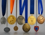 MEDALHAS, nove (9) medalhas de modelos, tamanhos, decorações e materiais distintos, vendidas conforme a foto, maior medindo 8cm e menor 4cm.