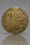 MEDALHA, uma (1) medalha ou reprodução de moeda histórica francesa, em bronze, apresentando em alto-relevo o busto do Rei Luís XVI da França, voltado à esquerda, com cabelos presos por laço e vestimentas de época, circundado por inscrição latina LUD. XVI. D. G. FR. ET NAV. REX, alusiva ao título de Rei da França e de Navarra, medindo 10cm.
