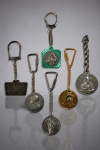 COLECIONISMO, seis (6) chaveiros de modelos, tamanhos, decorações e materiais distintos, 1 com ausência da argola, maior medindo 3,5cm e menor 3cm.