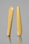 DIVERSOS, dois (2) pequenos cabos confeccionados em material ósseo, possivelmente MARFIM, medindo 7cm de comprimento.