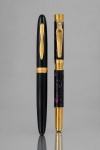 CANETAS, duas (2) canetas tinteiro, sendo: A) 1 confeccionada em material plástico na tonalidade preta com guarnições em metal dourado e B) 1 em metal com revestimento sintético e guarnições em metal dourado. Ambas necessitam revisão.