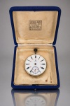 RELÓGIO, um (1) antigo mecanismo de relógio de bolso OMEGA, de fabricação suíça, apresentando mostrador circular esmaltado em branco, com algarismos romanos em preto, numeração complementar de 13 a 24 horas em vermelho, escala periférica de minutos e pequeno mostrador subsidiário de segundos na posição das 6 horas. Ostenta a tradicional marca OMEGA com símbolo da letra grega , coroa superior para corda e ajuste das horas. Acompanha dois ponteiros soltos, encontrando-se sem os ponteiros principais instalados e sem caixa externa. Acondicionado em estojo antigo revestido em tecido azul, com interior em cetim bege, apresentando identificação da antiga Joalheria Abílio, especializada em relógios, joias e artigos ópticos. Peça de interesse histórico e relojoeiro, apresentando marcas do tempo e desgastes. Funcionamento não testado. No estado. Ponteiros no estado da foto, medindo 4,5cm.