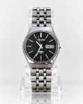 RELÓGIO, um (1) relógio de pulso masculino CITIZEN AUTOMATIC, 21 JEWELS, de fabricação japonesa, com mecanismo mecânico automático de 21 rubis, apresentando caixa em metal prateado, mostrador circular preto, com marcadores de horas em bastões prateados, pontos luminescentes, ponteiros metálicos e calendário duplo com indicação de dia da semana e data na posição das 3 horas. Pulseira metálica articulada em tom prateado, com fecho dobrável. Tampa traseira em aço inoxidável, com inscrições CITIZEN WATCH CO., WATER RESIST, BASE METAL GP e referência 4-914791KT. Peça vintage, apresentando riscos, desgastes no acabamento, manchas, oxidação acentuada e sinais de corrosão nas bordas da caixa e junto à tampa traseira. Funcionando, sem garantias futuras, caixa medindo 3,5cm de diâmetro. Ausência da coroa lateral.