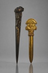 BRONZES, dois (2) antigos abridores de cartas, confeccionados em bronze, de diferentes estilos e acabamentos, sendo: A) um abridor de cartas com patina envelhecida ao gosto Art Nouveau, apresentando corpo alongado e afilado, ricamente ornamentado em alto-relevo com motivos florais, folhagens e flor em destaque na extremidade superior, medindo 22,5cm e B) um abridor de cartas de inspiração pré-colombiana, ao estilo da arte inca, apresentando cabo ornamentado com figura antropomórfica em alto-relevo, representando divindade ou personagem cerimonial com elaborado toucado, adornos auriculares e elementos geométricos, medindo 15,5cm.