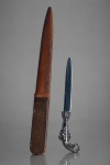 DIVERSOS, dois (2) abridores de cartas, sendo: A) 1 confeccionado em madeira escura, cabo com revestimento com desgastes, medindo 27,5cm quebra na ponta e B) 1 confeccionado em metal prateado, cabo representando garrucha, medindo 16,5cm.
