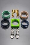 BIJUTERIAS, lote com sete (7) peças de modelos, tamanhos, decorações e materiais distintos, sendo 6 braceletes e 1 par de brincos para orelha furada, maior bracelete medindo 9cm e menor 7cm e brincos 9cm.