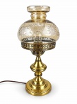 ABAJUR, um (1) abajur para uma lâmpada confeccionado em metal dourado, corpo torneado, base circular escaloanda, guarnição cinzelado por folhagens e elementos vazados, cúpula em vidro nacarado na tonalidade champanhe com lapidação de flores e folhagens em baixo relevo, fiação nova, medindo 35,5x16cm.