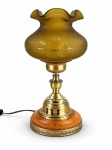 ABAJUR, um (1) abajur para uma lâmpada, corpo confeccionado em metal dourado torneado, apoiada sobre base circular assinada em madeira, base em elementos florais, cúpula em vidro fosco na tonalidade âmbar, decorado por flores e folhagens e borda em ondulações, fiação nova, medindo 33,5cm de altura. Pequeno trincado na cúpula.