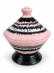 Ars Bohemia, uma (1) caixa porta joias confeccionada em porcelana na tonalidade branca, pintura acidada com predominancia rosa, corpo e tampa cônica e pega da tampa no feitio de bilro, medindo 13x11cm.