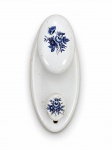 PORCELANA, um (1) toalheiro confeccionado em porcelana na tonalidade branca, formato oval, com pintura de flores e folhagens em monocromia na tonalidade azul, medindo 16x7cm.