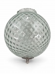VIDRO, um (1) globo para lustre confeccionado em vidro translucido com moldagem similar a pinha, guarnição em metal prateado com cinzelado torcido finalizado em bilro, medindo 23,5x20x9cm.