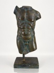 ESCULTURA, uma (1) escultura representando nu masculino confeccionada em resina com patina no feitio de bronze, base retangular, medindo 18cm.