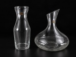 VIDROS, dois (2) decanters confeccionados em vidro translucido com decoração de coroa e filete em ouro, medindo 21x7cm e 20x6cm.