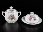 PORCELANA REAL (1943 a 1948), duas (2) peças confeccionadas em porcelana na tonalidade branca, moldada em caneluras, com pintura de flores e folhagens em policromia com borda filetada em verde, sendo: A) 1 açucareiro, medindo 12x14x8cm e B) 1 manteigueira, medindo 7x15,5x8,5cm.