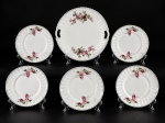 PORCELANA REAL (1943 a 1948), conjunto para bolo com seis (6) peças confeccionadas em porcelana na tonalidade branca, moldada em caneluras, com pintura de flores e folhagens em policromia com borda filetada em verde, sendo: A) 1 prato para bolo, medindo 27cm e B) 5 pratos para sobremesa, medindo 17,5cm.