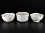 PORCELANAS e FAIANÇA, três (3) tigelas, sendo 2 em porcelana na tonalidade branca e 1 em faiança vitrificada na tonalidade branca com sinais de craquele, medindo na sequencia da foto 11x21,5cm, 13x23cm e 11x20cm.