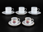 PORCELANAS, lote com cinco (5) xícaras com seus respectivos pires confeccionadas em porcelana na tonalidade branca, sendo: A) 3 para café decoradas por friso horizontal em prata, alça filetada, 1 apresenta bicado na borda, medindo 5,5x7x5cm e B) 2 para cafézinho com pintura floral em policromia e borda filetada em ouro, medindo 4x6x4,5cm, falhas na douração.