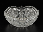 VIDRO, uma (1) fruteira confeccionada em vidro prensado translucido, moldagem geométrica em baixo relevo, borda dentada aprestando bicados, medindo 10x22cm.