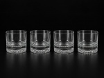 VIDROS, quatro (4) copos para whisky confeccionados em vidro translucido com fundo moldado em caneluras, medindo 8x9cm, 1 com defeito de fabricação.