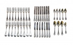 METAL PRATEADO / CHRISTOFLE  FRANÇA, um (1) conjunto de 43 peças em metal espessurado à prata , sendo (A) 8 facas para jantar , lâminas em aço carbono  (B) - 12 garfos para jantar , (C) - 8 facas para sobremesa , lâminas em aço carbono , (D) 7 garfos para sobremesa e (E) - 8 colheres de sopa e 1 para sobremesa  com cabos de linhas clássicas. Peças da renomada manufatura francesa Christofle, fundada em Paris em 1830, reconhecida mundialmente pela excelência em pratarias e artigos de mesa de luxo. Apresentam marcas do tempo e de uso.