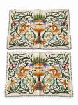 CAMA, MESA & BANHO, par (2) de jogos americanos confeccionados em tecido na tonalidade branca com bordado dito CASTELO BRANCO, ornamentados que remetem a motivos clássicos, renascentistas em rica policromia, medindo 43x31cm. Manchas, sinais de uso.