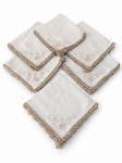 CAMA, MESA & BANHO, seis (6) guardanapos confeccionados em linho na tonalidade branca, bordado floral em tom creme e borda em renda, sinais de guardado e manchas, medindo 43x43cm.