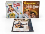 DISCOS DE VINIL, conjunto com três (3) LPs de 12 polegadas, de títulos e intérpretes variados, sendo: A) "São João no Arraiá", de Fábio; B) "As Festas de Junho", de Canhoto e Seu Regional; C) "Serestas de Ouro  Vol. 2", de Carlos Alberto. Capas apresentando desgastes, manchas e marcas do tempo. Discos não testados. No estado