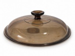 VIDRO / VISION, uma (1) tampa para panela da linha Vision, confeccionada em vidro vitrocerâmico fumê, resistente a altas temperaturas, de formato circular e abaulado, com puxador central. Medida : 32 cm
