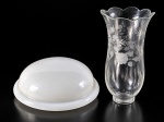 VIDROS, lote com duas (2) peças, sendo: A) 1 plafonier confeccionado em vidro opalinado na tonalidade branca, medindo 9x21x11,5cm e B) 1 manga em cristal translucido com lapidação de guirlanda floral em baixo relevo e borda em ondulações, medindo 22x10x3,5cm. Pequeno bicado na borda.