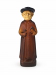 ARTE SACRA, um (1) frasco para água benta representando Padre Cícero, confeccionado em vidro na tonalidade âmbar e tampa plástica, medindo 15,5cm de altura.