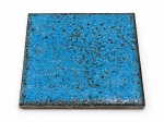 FRANCISCO BRENNAND, um (1) azulejo confeccionado em cerâmica vitrificada na tonalidade azul, apresenta rachadura na borda, medindo 20x20cm.