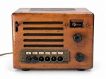 SOM, um (1) antigo rádio de mesa marca Victor, com gabinete em madeira, apresentando painel frontal com grelhas horizontais, seletor de estações, teclas de sintonia numeradas e botões de regulagem. Peça de época, com desgastes e marcas do tempo. Funcionamento não testado. Ausência de quatro botões , medida : 15 x 12 x 20 cm
