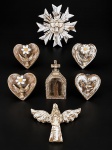 ARTE SACRA, lote com sete (7) peças confeccionadas em madeira entalhada a mão com patina mna tonalidade branca, sendo 6 Divinos Espirito Santo, maior 16cm e menor 8,8x8cm e B) 1 oratório de Santo Antônio, tipo capela, encimado por cruz, medindo 13x6,5cm.