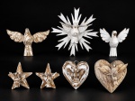 ARTE SACRA, lote com sete (7) Divinos Espiritos Santos em madeira entalhada a mão com patina na tonalidade branca de modelos e tamanhos distintos, maior medindo 17cm e menor 8x7cm.