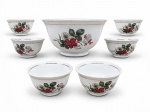 PORCELANA VERACRUZ, conjunto para sobremesa com sete (7) peças, sendo: A ) 1 saladeira, medindo 10,5x19,5cm e B) 6 recipientes para sobremesa, confeccionados em porcelana na tonalidade branca, decorada por flores e folhagens em policromia e filete em ouro. Acondicionada em caixa original.