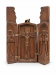 ARTE SACRA, um (1) oratório tríptico de viagem em madeirA, entalhado à mão, centro representando Jesus Cristo crucificado, ladeado por Maria e José, necessita restauro na dobradiça, medindo aberto 20,5x15,5cm.