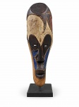DIVERSOS, uma (1) máscara decorativa, possivelmente africana, confeccionada em madeira com pintura estilizada dem policromia, apoiada sobre base quadrangular, medindo 33cm de altura.
