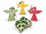 DIVERSOS, quatro (4) adornos de árvore de natal confeccionadas em madeira com pintura colorida, sendo 3 figuras angelicais, medindo 17,5x16cm e folha estilizada, medindo 20,5x14cm.