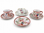 PORCELANAS, três (3) xícaras para café com seus respectivos pires confeccionados em porcelana na tonalidade branca, sendo 2 com decoração oriental policromada e realces vermelhos, ambos com fio de cabelo, medindo 4,5x6x4,5cm e 1 SCHMIDT, com pintura de elementos florais em policromia e filetes em ouro, medindo 3,5x8,5x7cm.